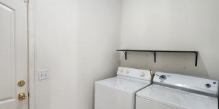 Beautiful 2 bedroom / 1 bathroom unit with all APPLIANCES included Gallery 19