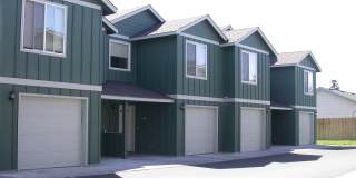 2 Bedroom / 2.5 Bathroom + Office Townhome in Redmond Oregon Gallery 1