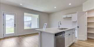 Beautiful Three Bedroom, Two Bathroom Gallery 6