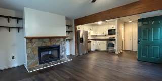 Cute Studio, Big Porch, Great Location! Gallery 4