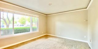 Charming Townhome in Bellevue's Newport Hills Community Gallery 4