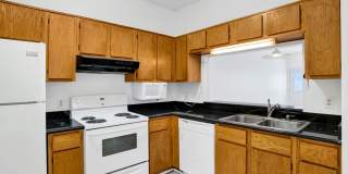 Spacious 2 Bed/2.5 Bath Townhome in POOL CONDO COMPLEX! Gallery 8
