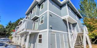 Bright End-Unit Townhome Across from Edmonds College Gallery 1