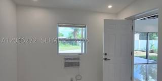 305 SE Airoso Blvd Gallery 27