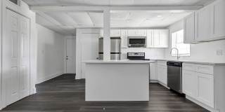 Bright & Updated 2BR Bottom Unit Duplex | White Kitchen & Stainless Appliances in Saint Petersburg Gallery 8