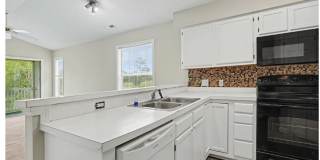 Beautifully Updated 2 bed 2 bath Condo Gallery 1