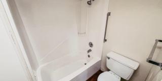 Pet Friendly 2 Bedroom/ 1 bath Westside Location With Balcony! Gallery 8