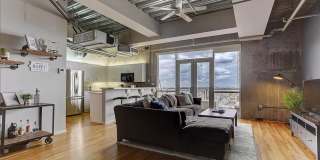 Beautiful and Spacious Loft-Style Condo 1 Bed/1.5 Bath Near Ballpark Gallery 6