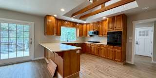 Stylish 3-Bedroom Remodel with Two Fireplaces and Mountain Views Gallery 17