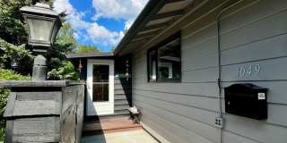 Available Nov 1st / Furnished / 1-Car Garage / 1 Dog on Approval Gallery 3