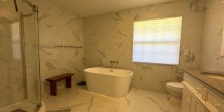 Beautiful 3 bedroom 2.5 bathroom pool home Gallery 23