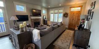 Beautiful 3 Bed/2.5 Bath Home in SE Bend - Ruby Peak Lane Gallery 4