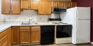 Near Local Shops and Restaurants Gallery 1