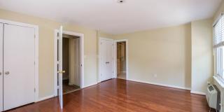 Beautiful Three Bedroom in Washington Square West Gallery 17
