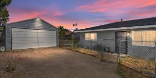 2 bedroom Duplex with Huge yard! Gallery 1