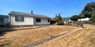 2 Bedroom Blue Lake House with extra Loft Space! Gallery 1