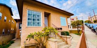 Charming Vintage Two-Bedroom Bungalow with Dining Room & Office Gallery 1