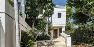 Exquisite Waterfront Gem. Gallery 43