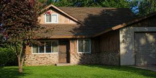 Charming Home with Cozy Spaces: 3Bedrooms and 2 Bathroom Gallery 1