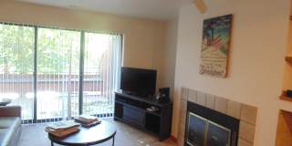 Short-mid term housing, furnished condo 2 bed/2 bath walking distance to Pearl St., CU and close to Hiking and Biking Gallery 4