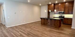 Large 3 Bed, 2 Bath in Beautifully Well-Maintained Neighborhood Gallery 3