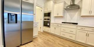 5 Bedroom, 3.5 Bathroom Home w/ Office and 2 Car Garage Gallery 7