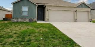 4 Bedroom, 2 Bath, 3 Car Garage, HOA Swimming Pool - Republic Mo. Gallery 1