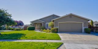 1305 NE TUCSON WAY, BEND, OREGON 97701 - THE VILLAGE  RENT REDUCED $100! Gallery 1