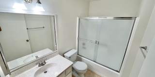 Spacious 2-Bedroom, 2-Bathroom Alamitos Beach Retreat Gallery 18