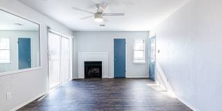 Large Renovated 2Bed 2Bath Apartment Gallery 1