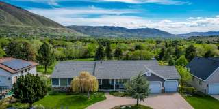 Modern Living Meets Mountain Lifestyle in Sandy Gallery 1