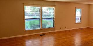 Charming 3 Bedroom Home - Large Backyard - Carport Gallery 6