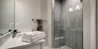 Luxury 3BR/2.5BA Condo w/ Balcony and Rooftop Terrace & Garage – Walk to One Loudoun Luxury 3BR/2.5BA Condo w/ Balcony and Rooftop Terrace & Garage – Walk to One Loudoun Gallery 22