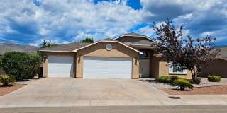 Spacious Golf Course Area Home with 4 Bedrooms & 2 Baths Gallery 1