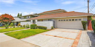 1163 North Lincoln Street Gallery 1