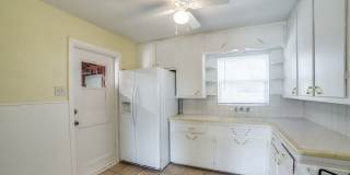 CHARMING MID-CENTURY HOME IN DELLVIEW Gallery 11