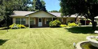 3 Bedroom 1 Full Bath 2 Half bath Brick house for Rent Gallery 1