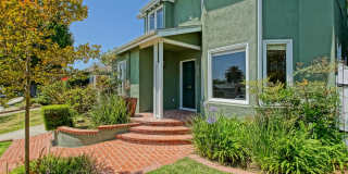 MODERN ARCHITECTURE W/ BEACH CHARM: BRIGHT & AIRY, 4BR3BA, 2-STORY HOME W/ OPEN & BRIGHT LIVING SPACE & LARGE YARD W/ DECK & JACUZZI LESS THAN A BLOCK TO LMU, CLOSE TO PARK, SHOPPING, LAX & 10 MINS TO BEACH! Gallery 38