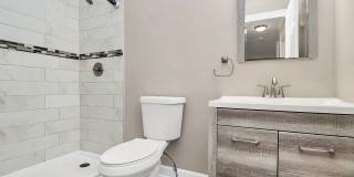 Adorable Modern 2 Bedroom Duplex! Gallery 13