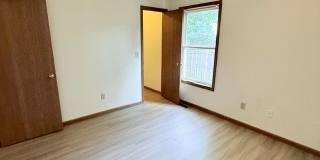 Great 3 Bed 2 Bath 2 Car Garage Flat Duplex- Pets ok! Gallery 15