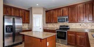 Stunning 4BR House in Phoenix with sparkling pool, resort style backyard and solar panles Gallery 11