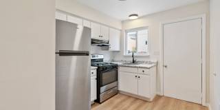 Newly renovated 2 Bed, 1 Bath w/ Bonus Room, Central AC, Laundry - Available September 5th! Gallery 11