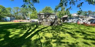 Cozy 2 Bedroom Home with Large Backyard Gallery 15