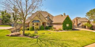 Luxury 5 Bedroom Home in Fairfax Estates, next to public golf course - Safe Room- Memorial High- Easy Access to I-35 Gallery 1