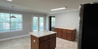 Spacious 4 Bedroom in South Crestview Gallery 16