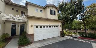 2 Bedroom Townhome for Rent in Valencia! Gallery 1