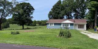 Comfortable Living Near City Conveniences: Charming 3BR Home on S Rustic Rd Gallery 1