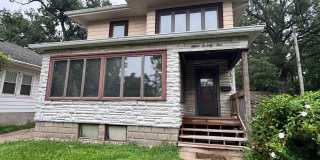 Charming 2 Bedroom House in Moline.  Tons of room Gallery 1
