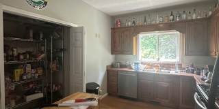 Large 4 Bedroom, 3 bathroom house near Downtown Gallery 13