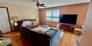 Spacious 3 Bedroom 2 Bathroom Home - Large Backyard! Gallery 4